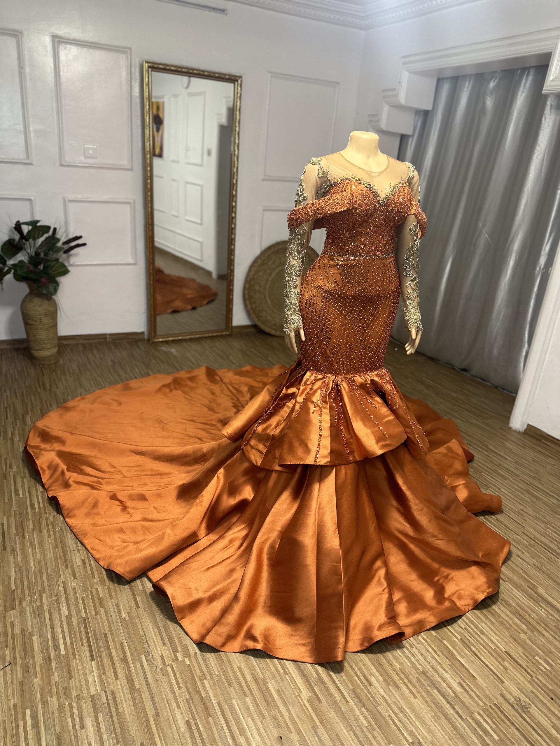 A breathtaking ball gown with detachable full flare, crafted from fine lace fabric and adorned with shimmering crystals and exquisite stone embellishments 1.3m @5.5kg